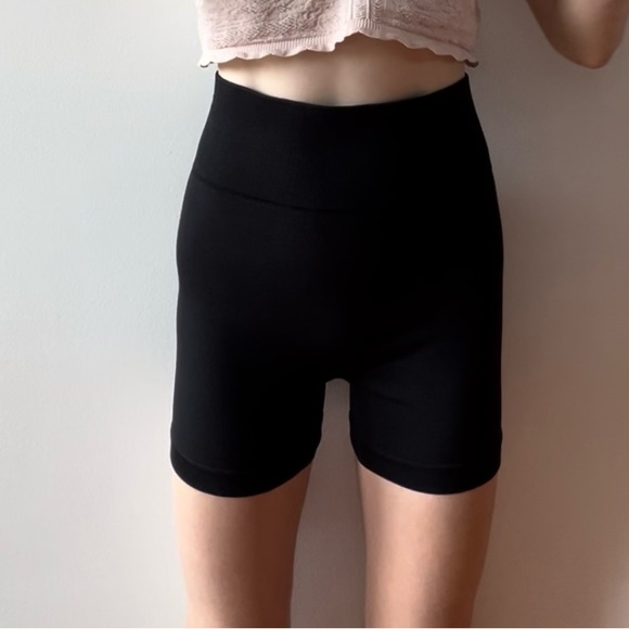 BRAND NEW scrunch butt black biker shorts - Picture 8 of 8